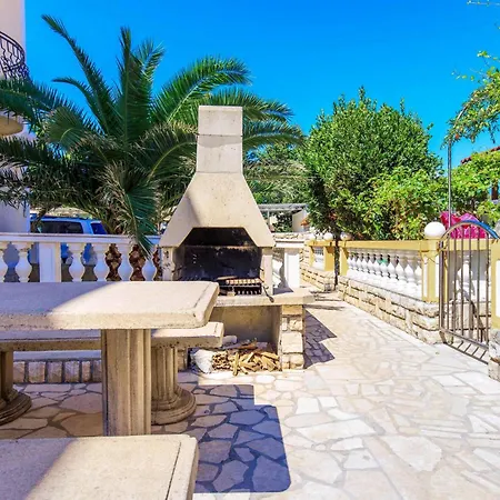 Apartment Beach Front Apartment In Banjol With Wifi